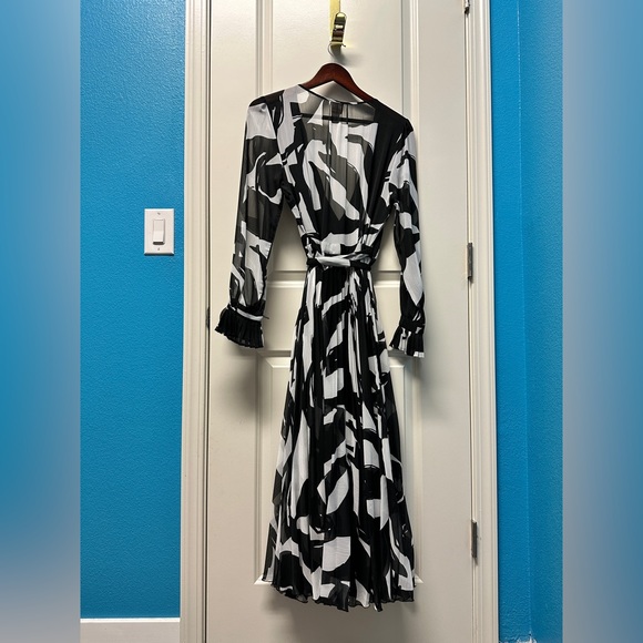 H&M wrap dress V-neck, pleats, black&white perfect for summer casual or dressy - Picture 2 of 3